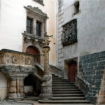 Blick auf die historische Rathaustreppe (Justitia ohne Schwert)