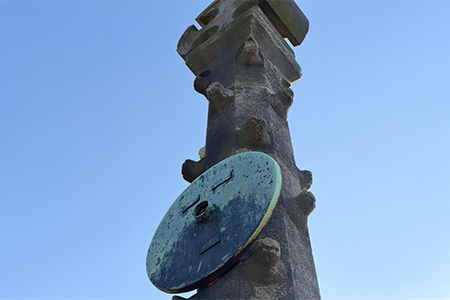 Das Schild in der Mitte des Denkmals