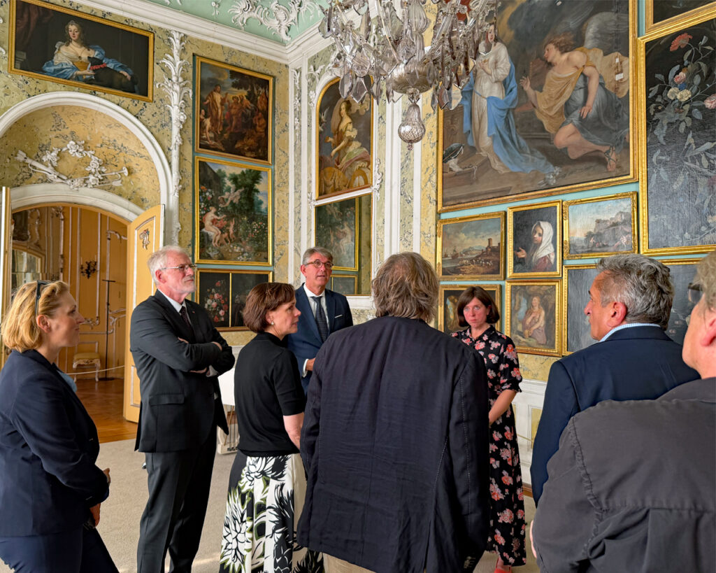 Weimer mit Entourage beim Rundgang im Schloss