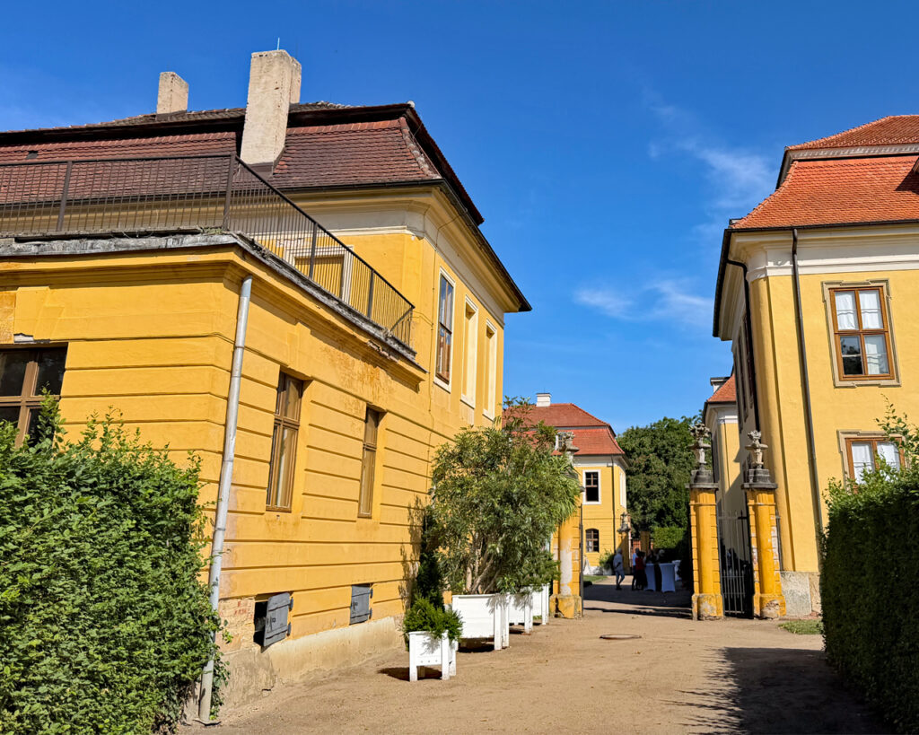 Rückseite des Kavalierhauses mit Blick auf das Pendant gegenüber