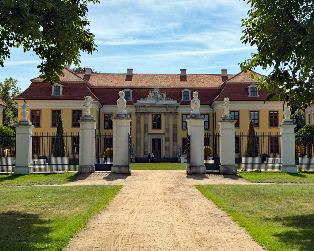Schloss Mosigkau: Ehrenhof vom Norden gesehen