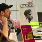 Marc Lippuner zeigt eine Kopie der Titelseite "Der Eigene"