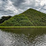 Tumulus (Seepyramide) im Branitzer Park, Begräbnisstätte des Fürsten Pückler