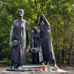 1965 wurde die Skulptur »Müttergruppe« (Bronze) des Bildhauers Fritz Cremer errichtet.